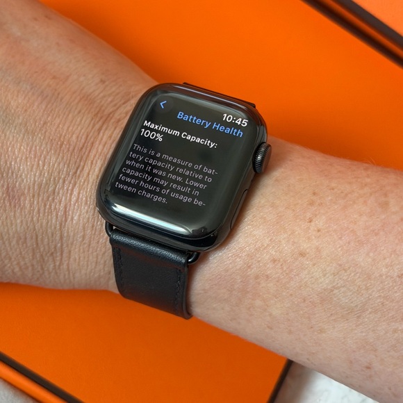 Apple Hermès Smartwatch - Black and Pink - Picture 8 of 10